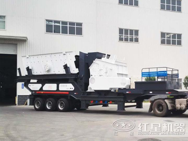 反擊破移動(dòng)破碎機(jī)、二段破碎粒度均勻，產(chǎn)量高