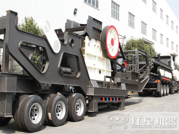 鄂破移動(dòng)破碎機(jī)，為粗碎而生，破碎比大，使用壽命長(zhǎng)