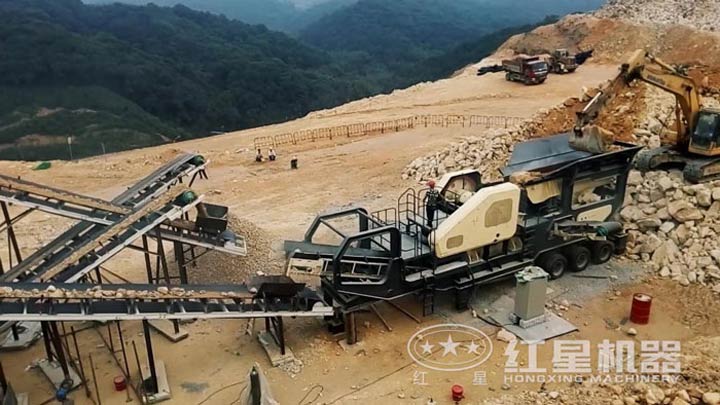 石灰石移動破碎生產線現場，配移動顎破機