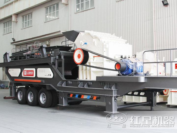 移動(dòng)式細(xì)碎機(jī)能夠?qū)Σ煌捕鹊奈锪线M(jìn)行細(xì)碎加工，效能高節(jié)能