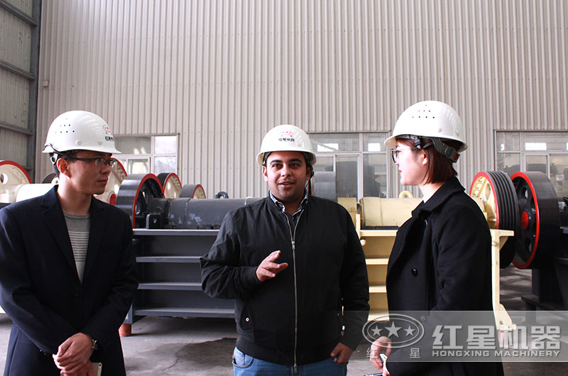 客戶遠道而來，現場咨詢