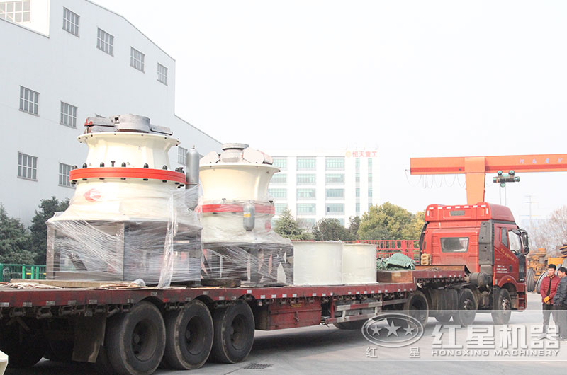 液壓圓錐石頭粉碎機發(fā)貨現場