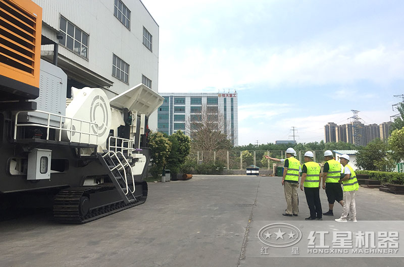 經(jīng)理陪同客戶(hù)到廠區(qū)實(shí)地考察