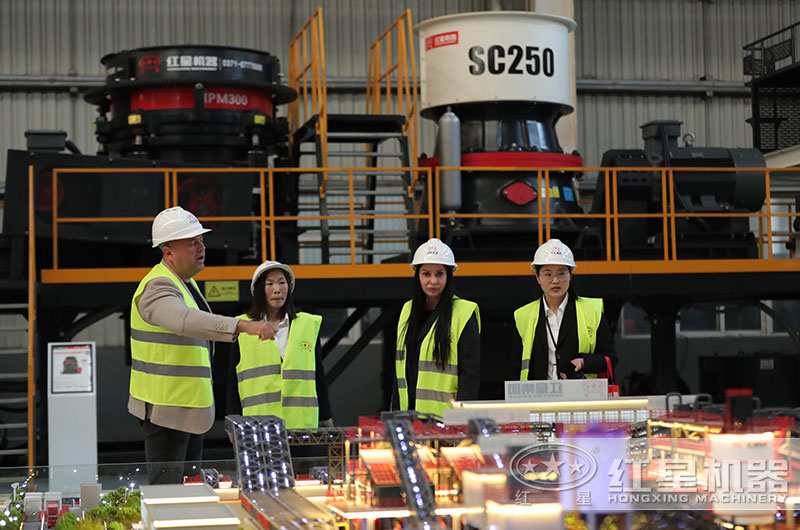 客戶(hù)來(lái)廠考察破碎機(jī)設(shè)備